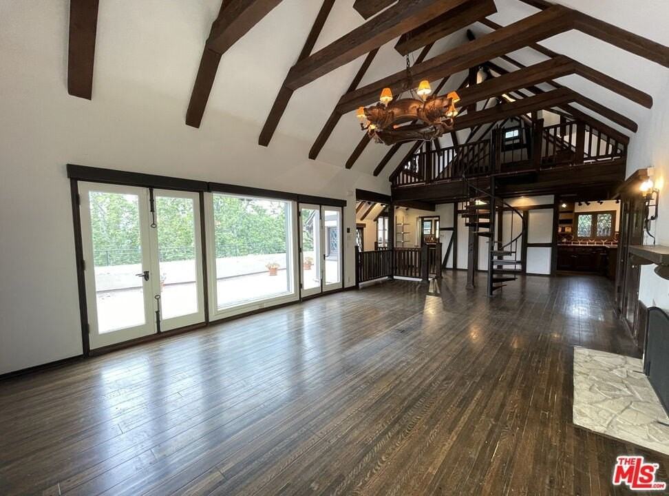 2667 Lake View Ter E - Photo 4 of 50