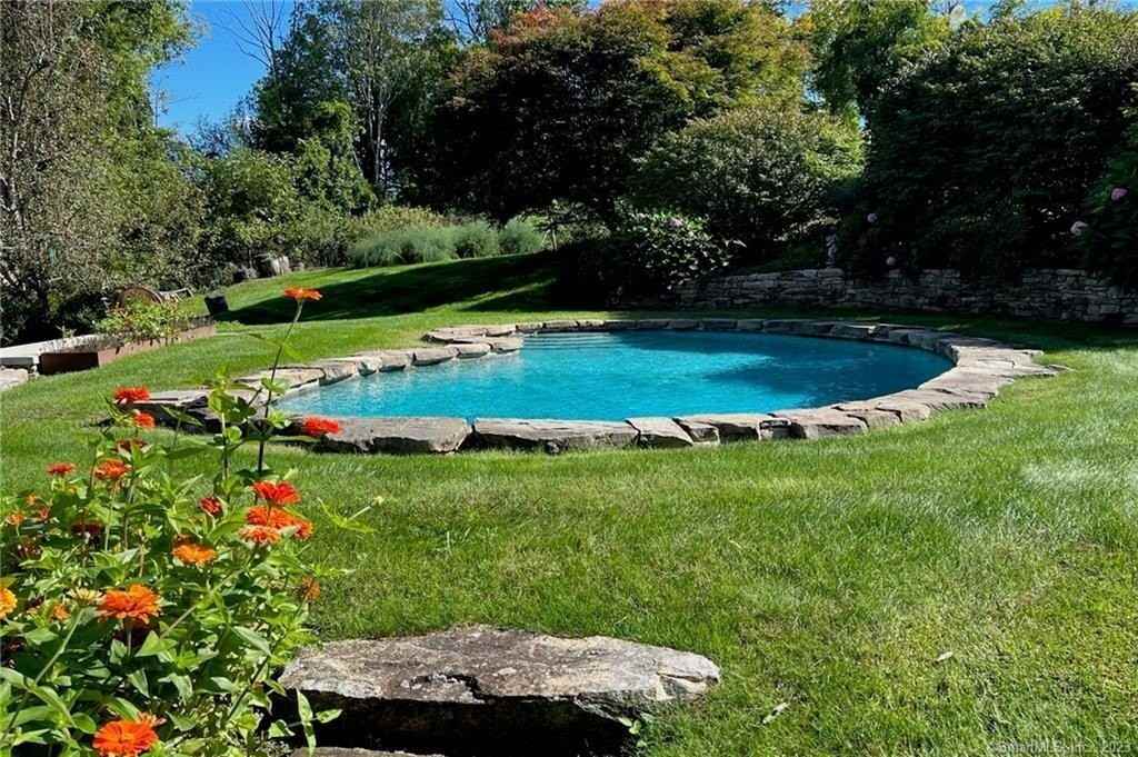 11 Rolling Hills Dr - Photo 2 of 24