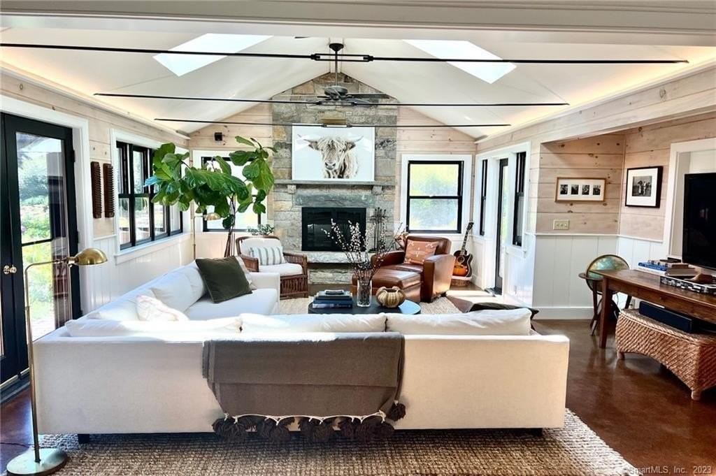 11 Rolling Hills Dr - Photo 3 of 24