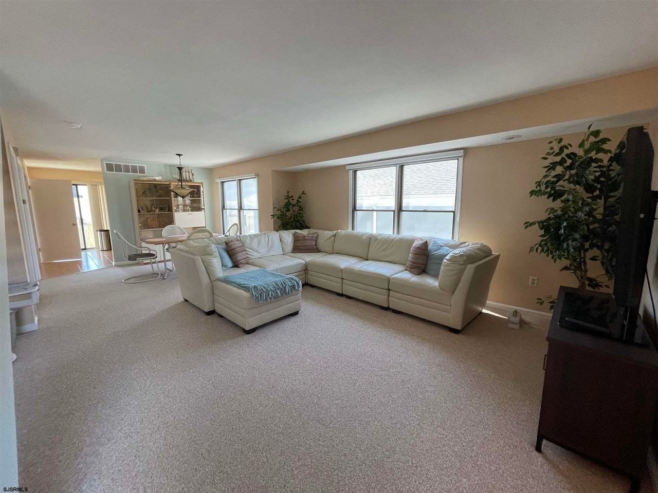 9310 Monmouth Ave - Photo 4 of 13