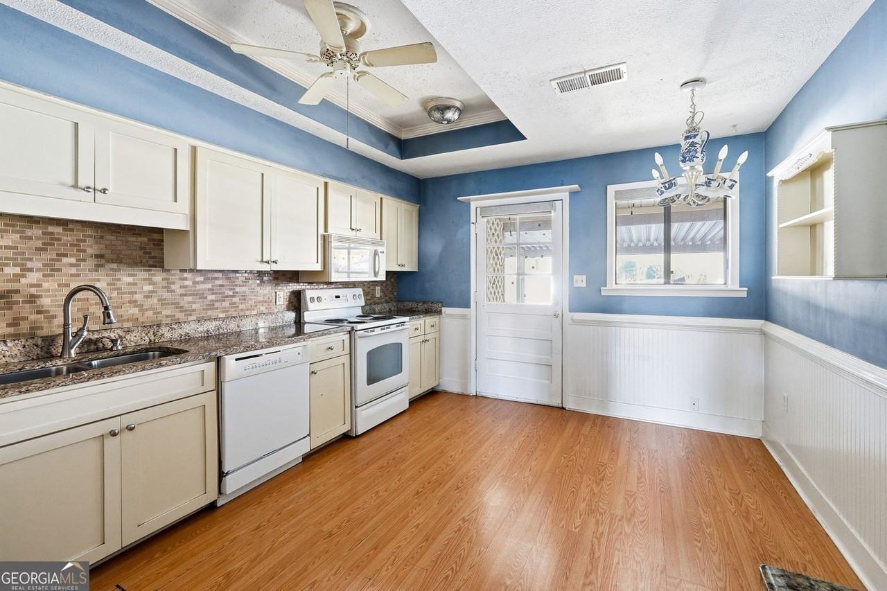 813 Serramonte Dr - Photo 4 of 14