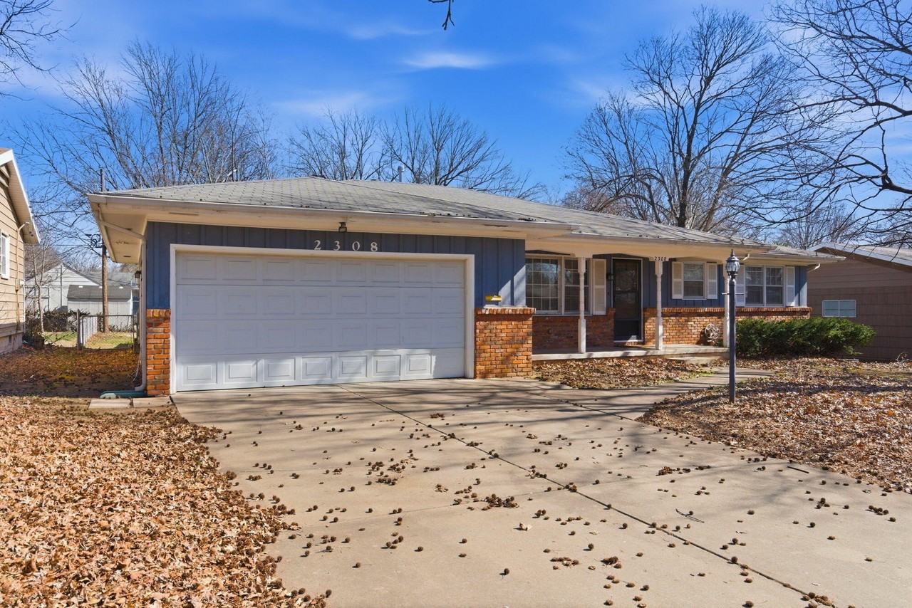 2308 S Hampton Ave - Photo 3 of 25