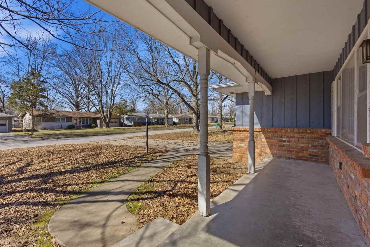 2308 S Hampton Ave - Photo 4 of 25