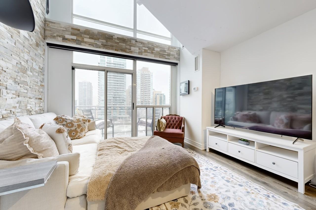 1029 King Street West #829 - Photo 3 of 11