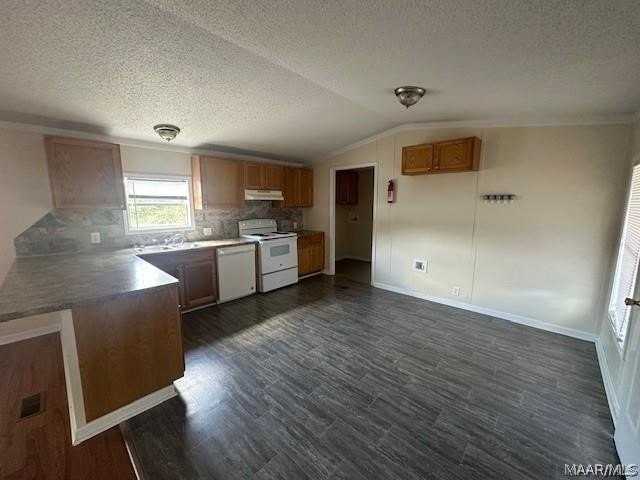 1609 Pine Lake Dr - Photo 2 of 10