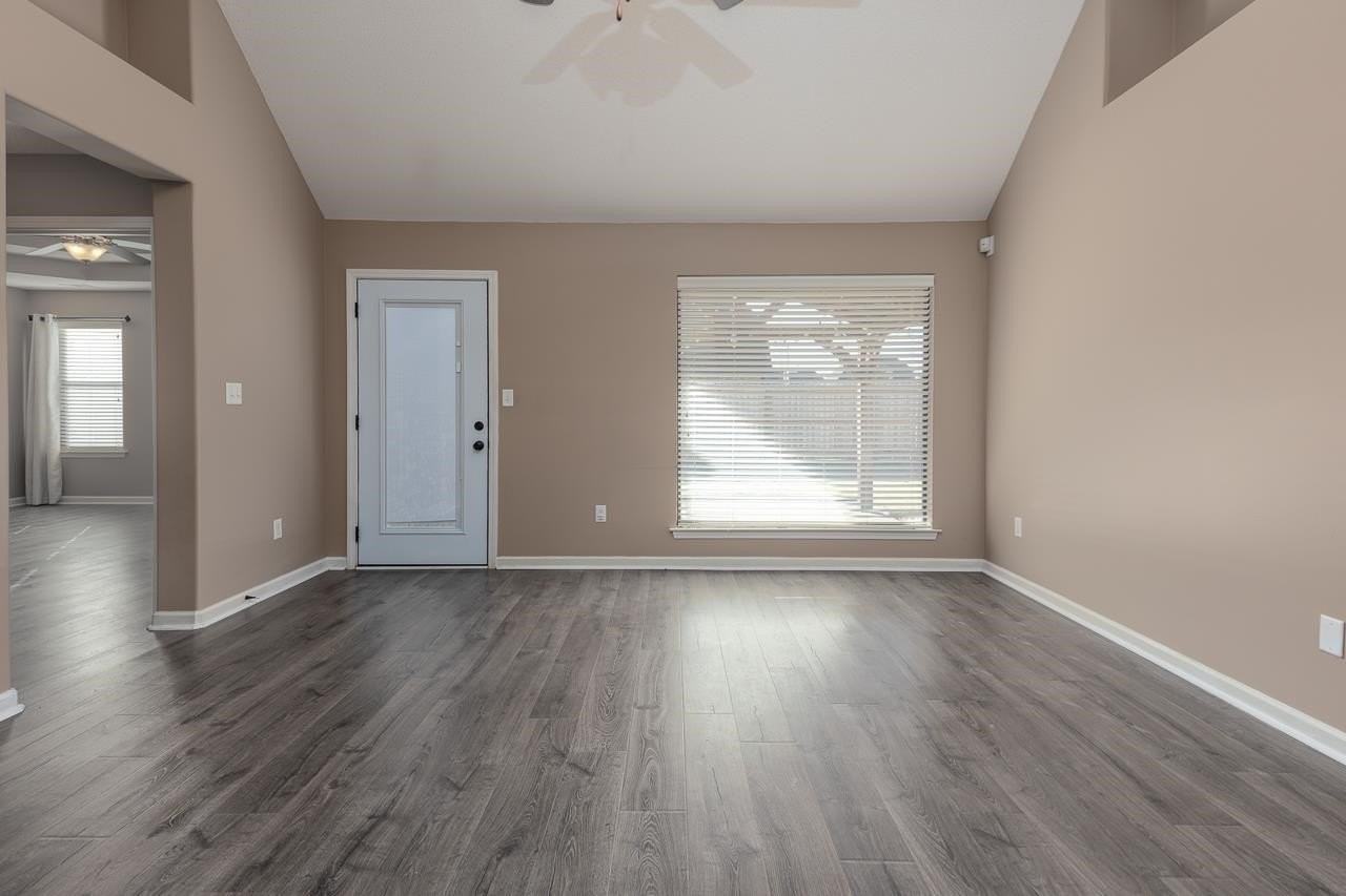 12387 Bevan Dr - Photo 5 of 19