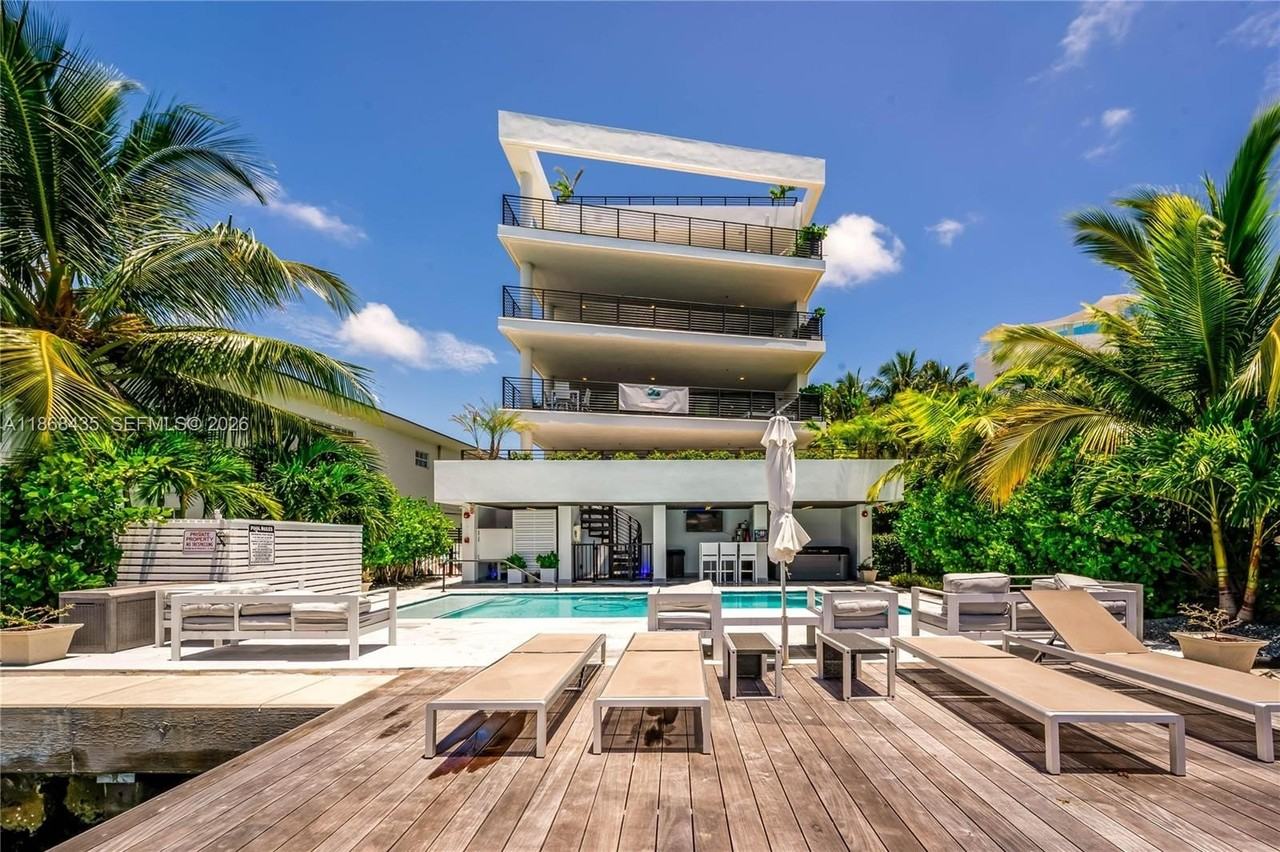 1930 1930 Bay Rd Third Level Un #2 - Photo 2 of 24