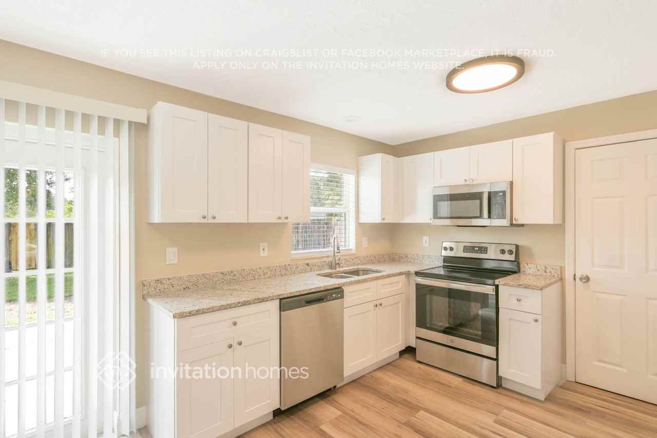 3205 Lancaster Ln - Photo 6 of 29