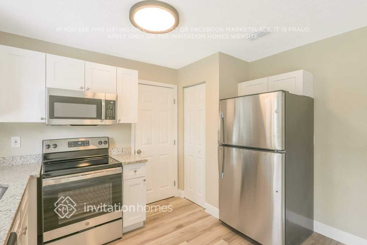 3205 Lancaster Ln - Photo 7 of 29