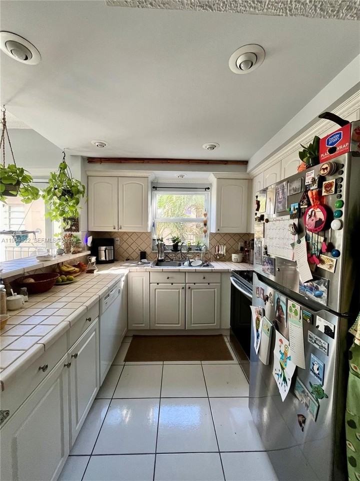 1960 Marseille Dr #204 - Photo 5 of 8