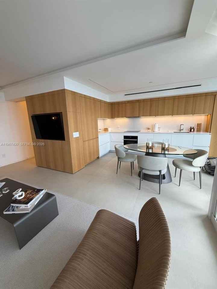 4775 Collins Ave #3706