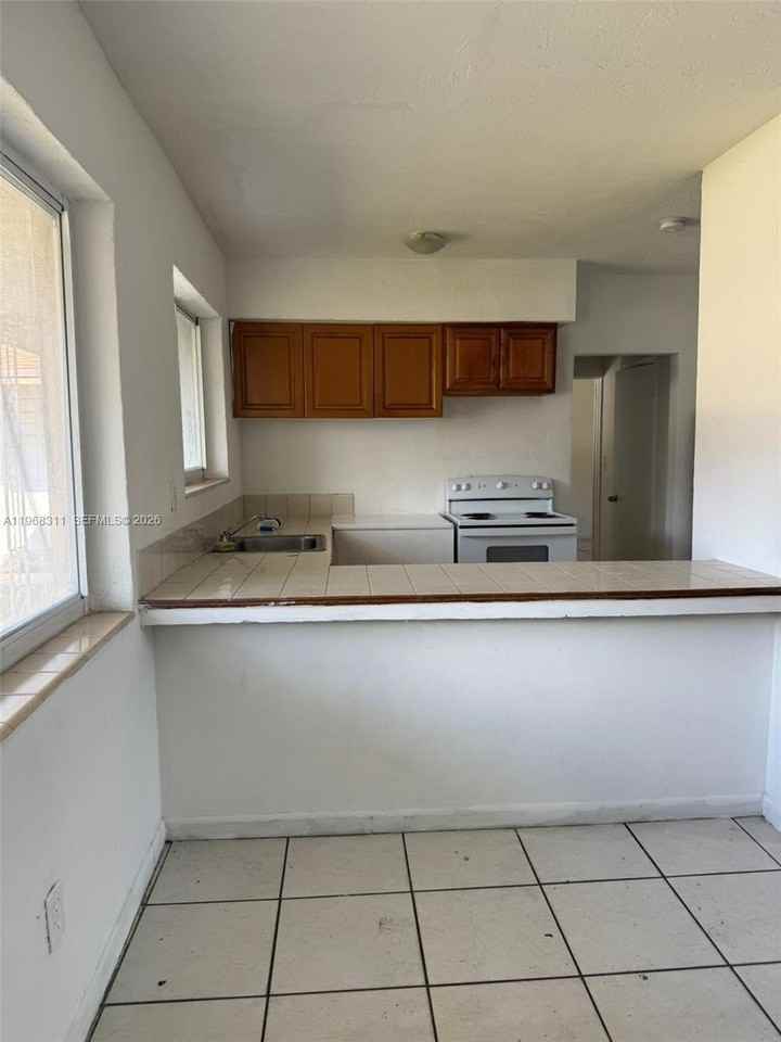 730 Ne 122nd St #4 - Photo 3 of 12