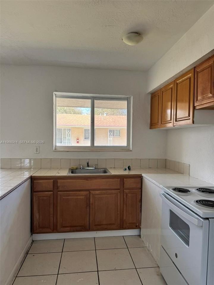 730 Ne 122nd St #4 - Photo 4 of 12