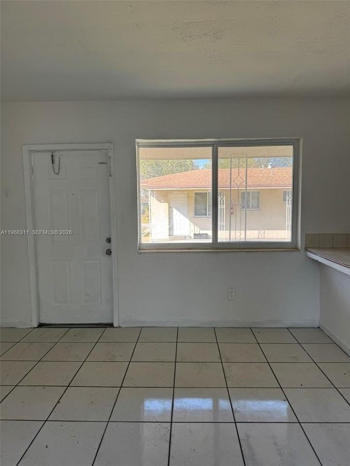 730 Ne 122nd St #4 - Photo 6 of 12