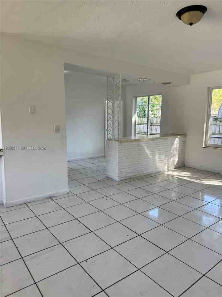 730 Ne 122nd St #4 - Photo 7 of 12