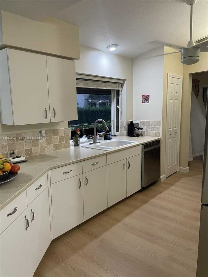 1402 Se 1st Ter #0 - Photo 7 of 20