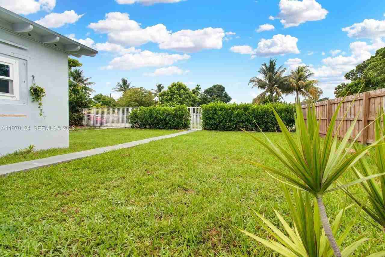 335 Nw 109th St - Photo 2 of 21