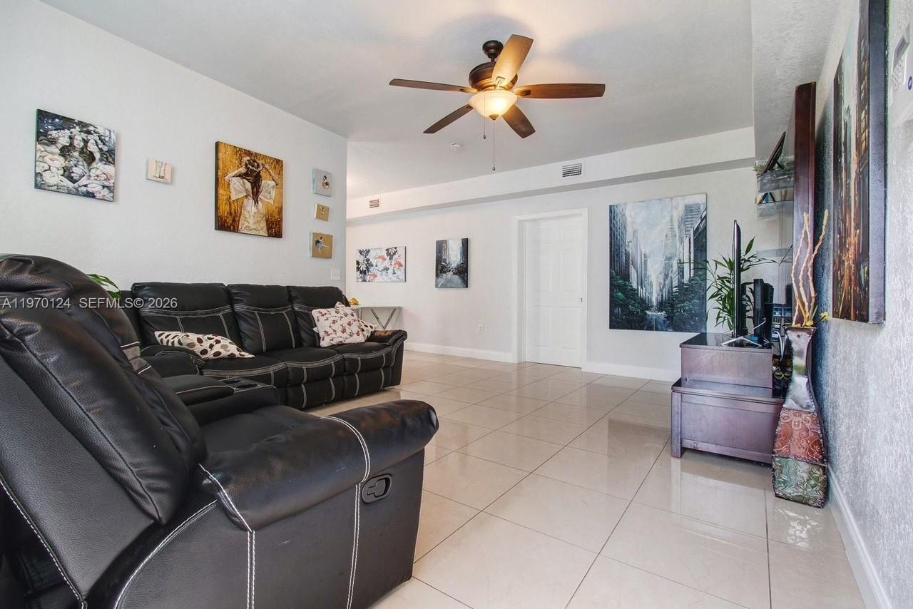 335 Nw 109th St - Photo 3 of 21