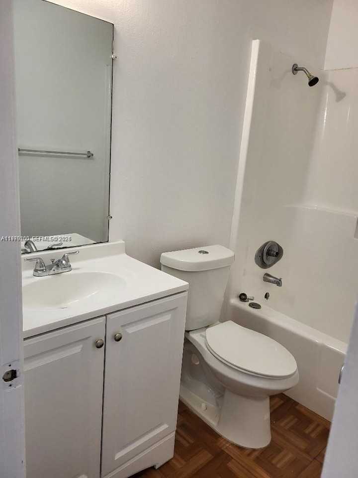 5156 Ne 6th Ave #219 - Photo 4 of 10