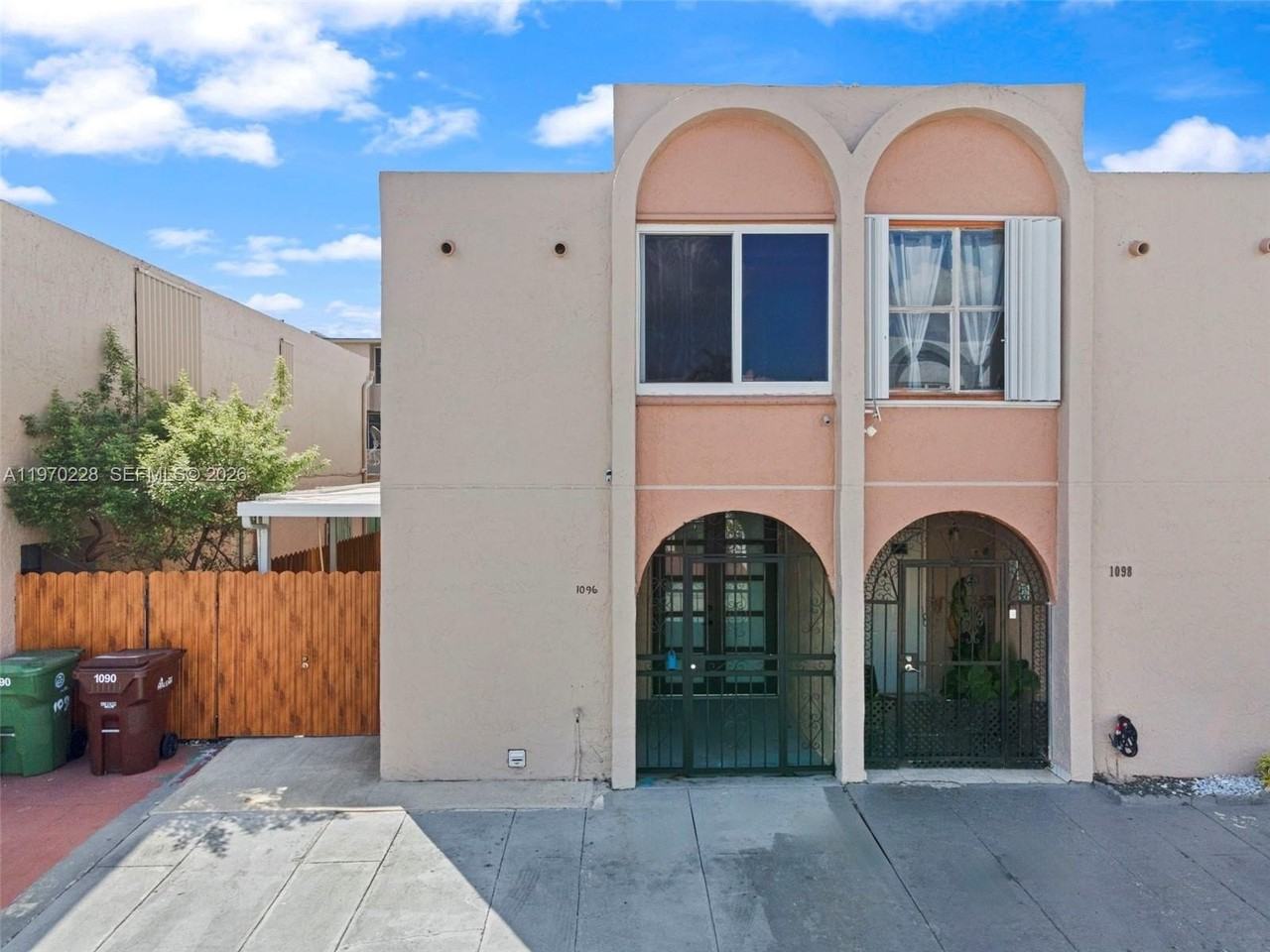 1096 W 42nd Pl #33 - Photo 2 of 33