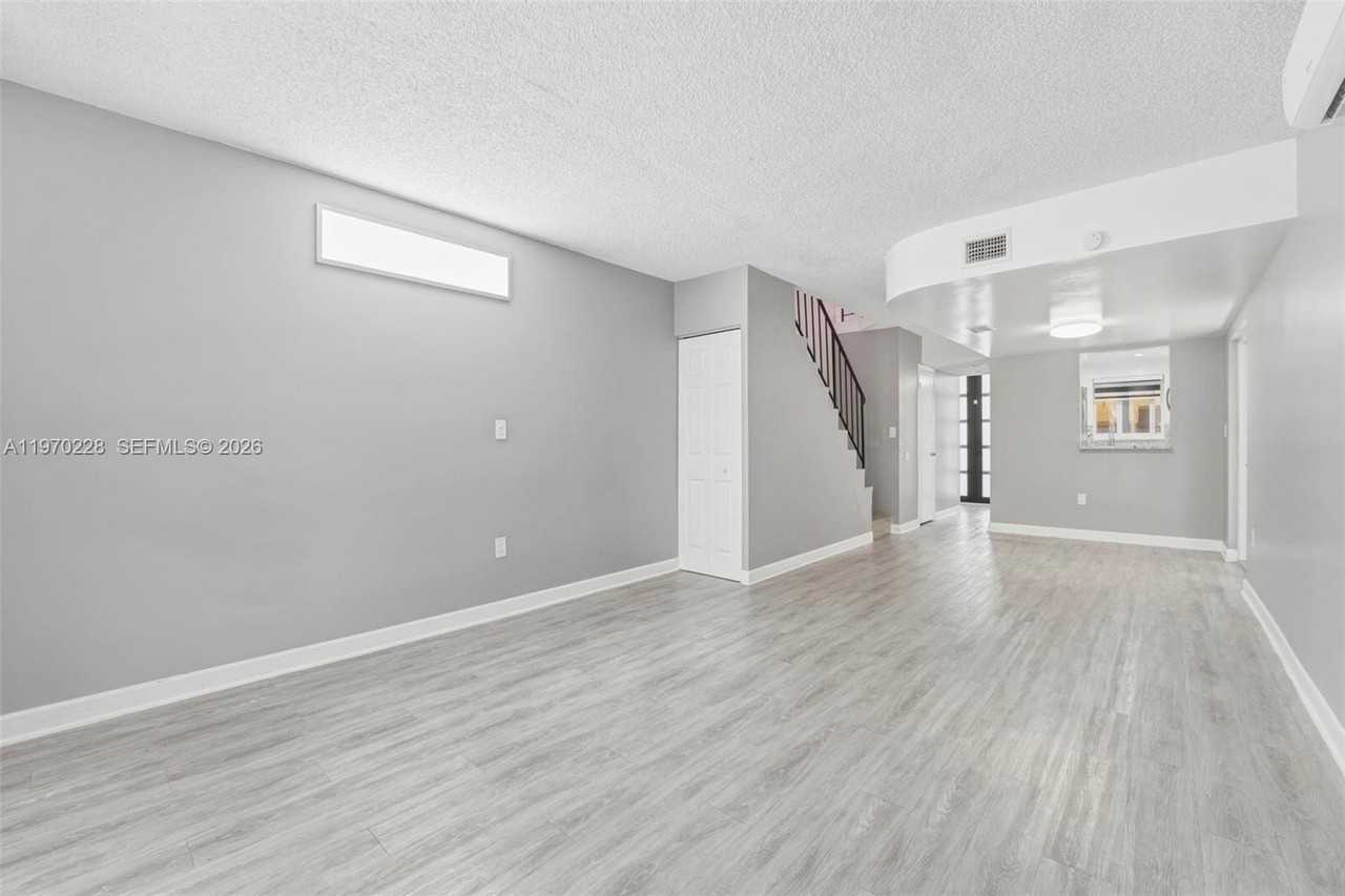 1096 W 42nd Pl #33 - Photo 6 of 33