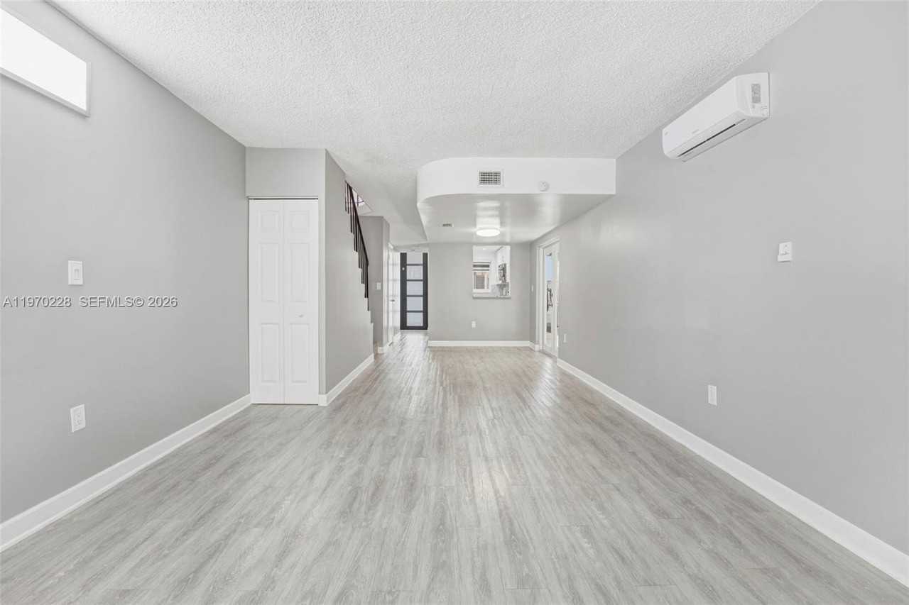 1096 W 42nd Pl #33 - Photo 7 of 33