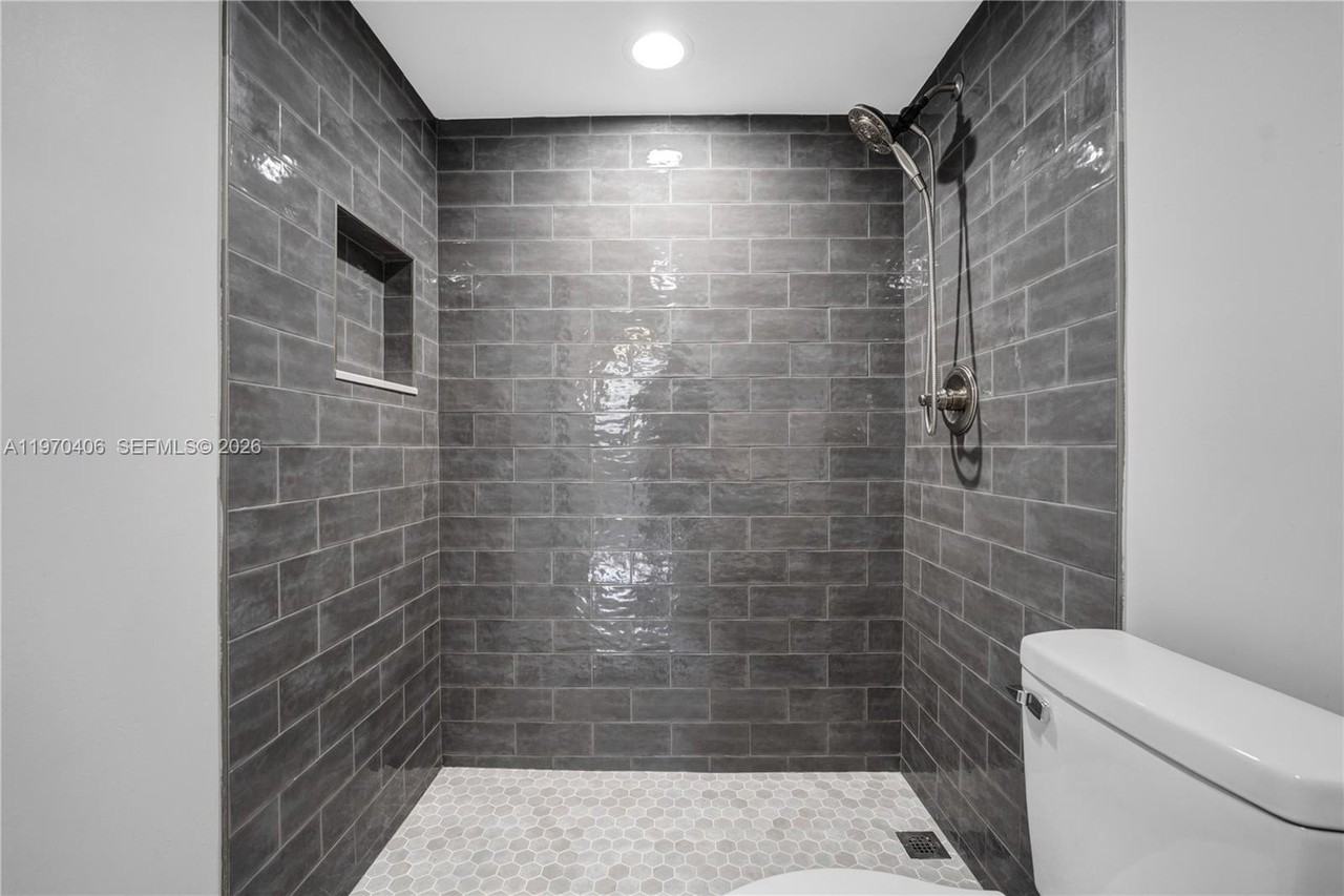 7100 Nw 17th St #305 - Photo 3 of 46