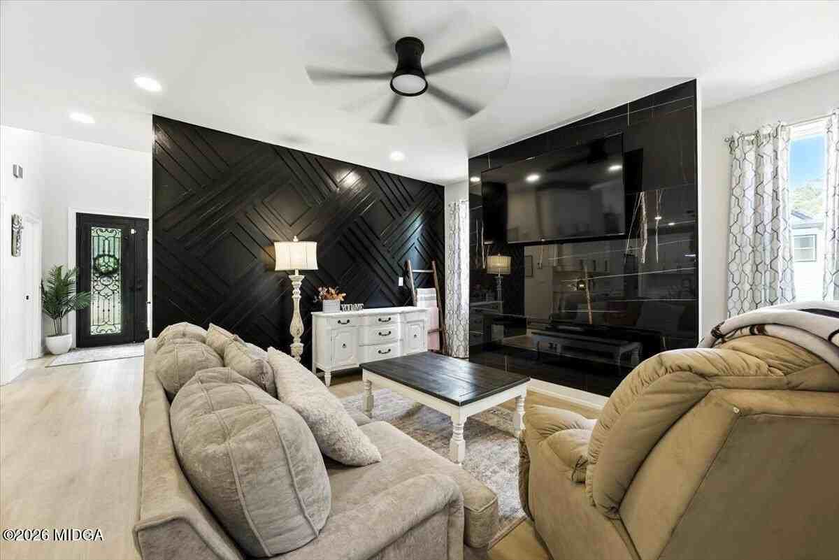 100 Lakeside Dr - Photo 2 of 4