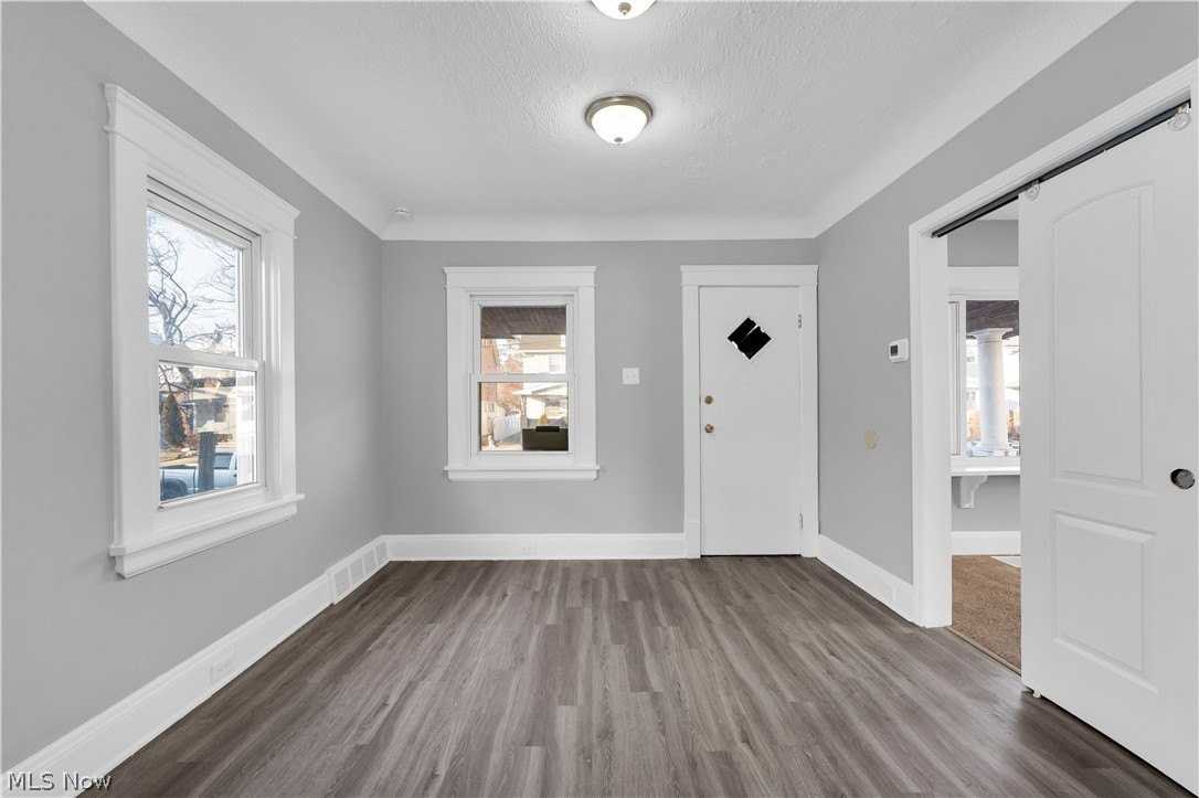 18810 Arrowhead Ave - Photo 4 of 24