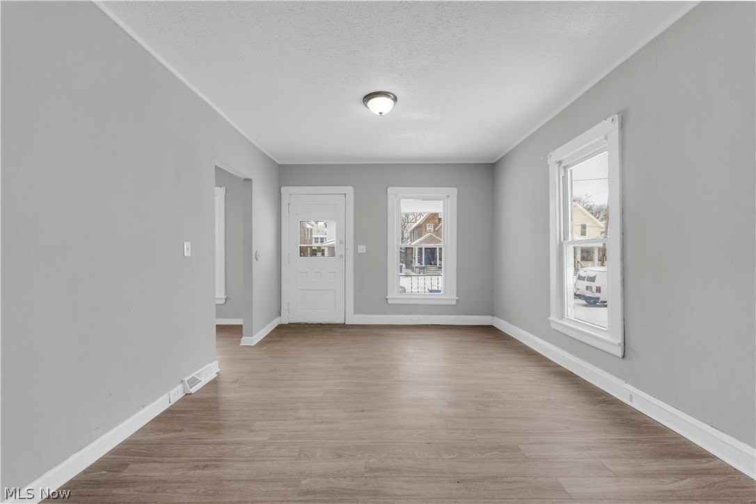 3877 W 31st St - Photo 4 of 32