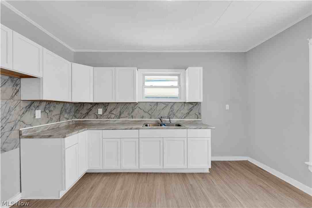 3877 W 31st St - Photo 6 of 32