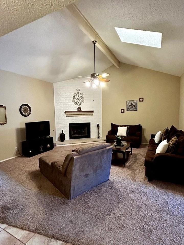 2237 Valleyview Blvd - Photo 4 of 20