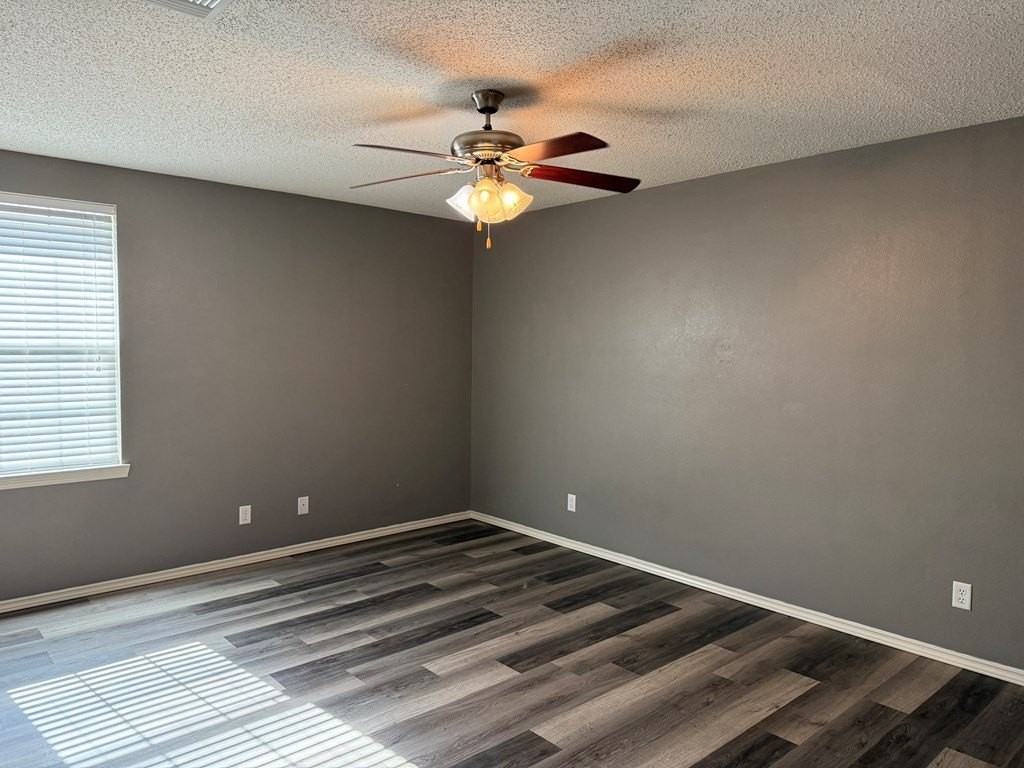 1211 Elmo Ln - Photo 5 of 11