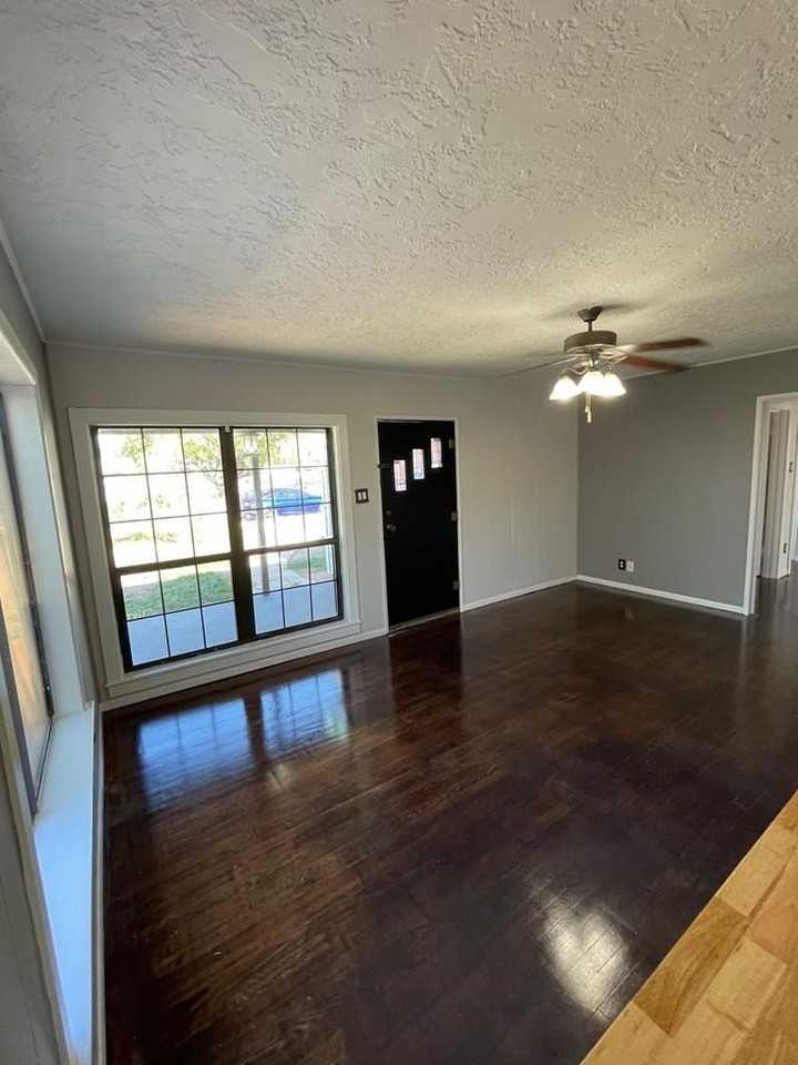 711 N Monroe St - Photo 3 of 16