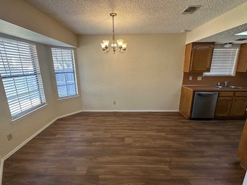 1710 Parkview Dr - Photo 4 of 16