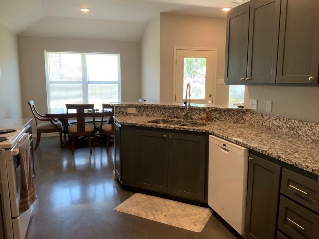 2721 Coleman St - Photo 2 of 14