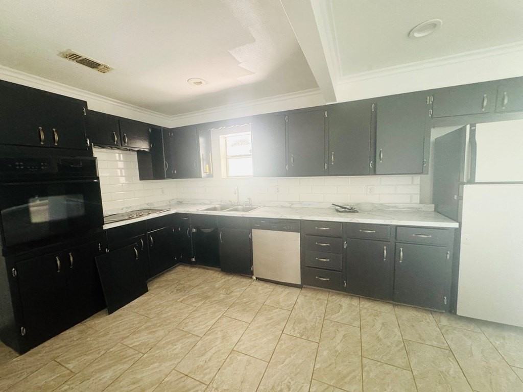 3210 Lake Dr - Photo 4 of 13