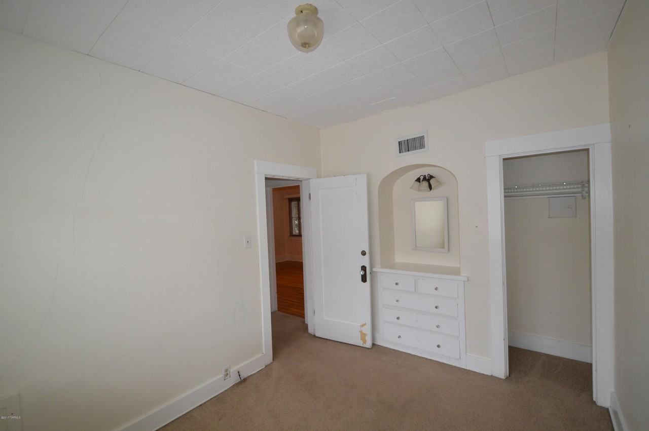 1524 E 8th St - Photo 4 of 8