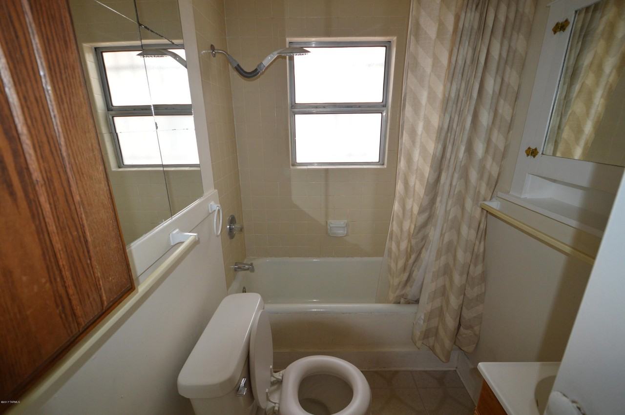 1524 E 8th St - Photo 5 of 8