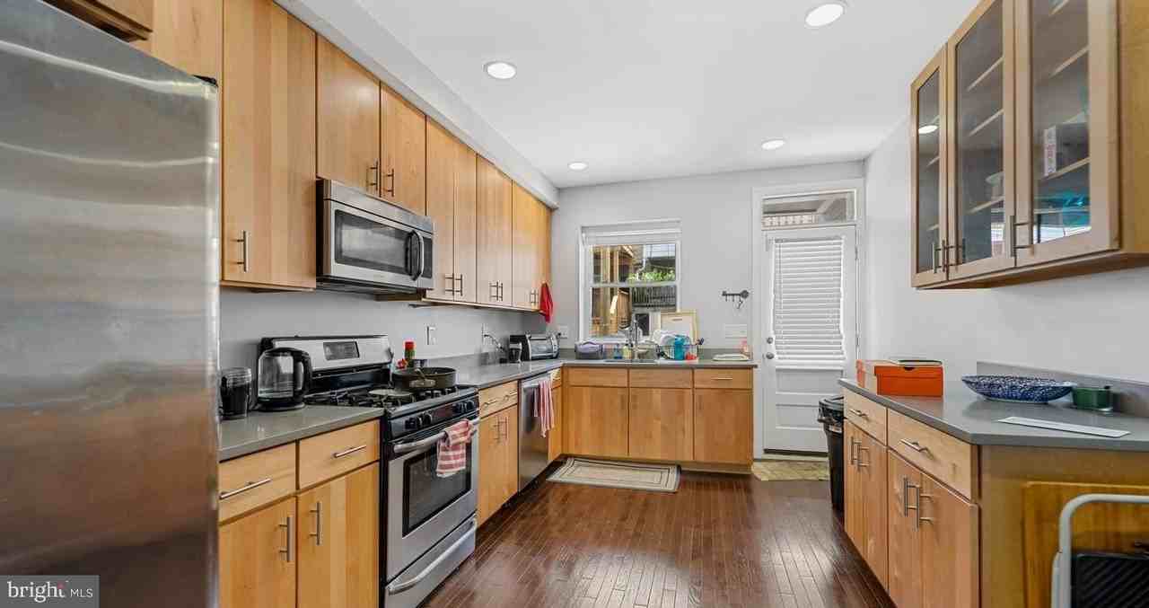 647 S Belnord Ave - Photo 5 of 12