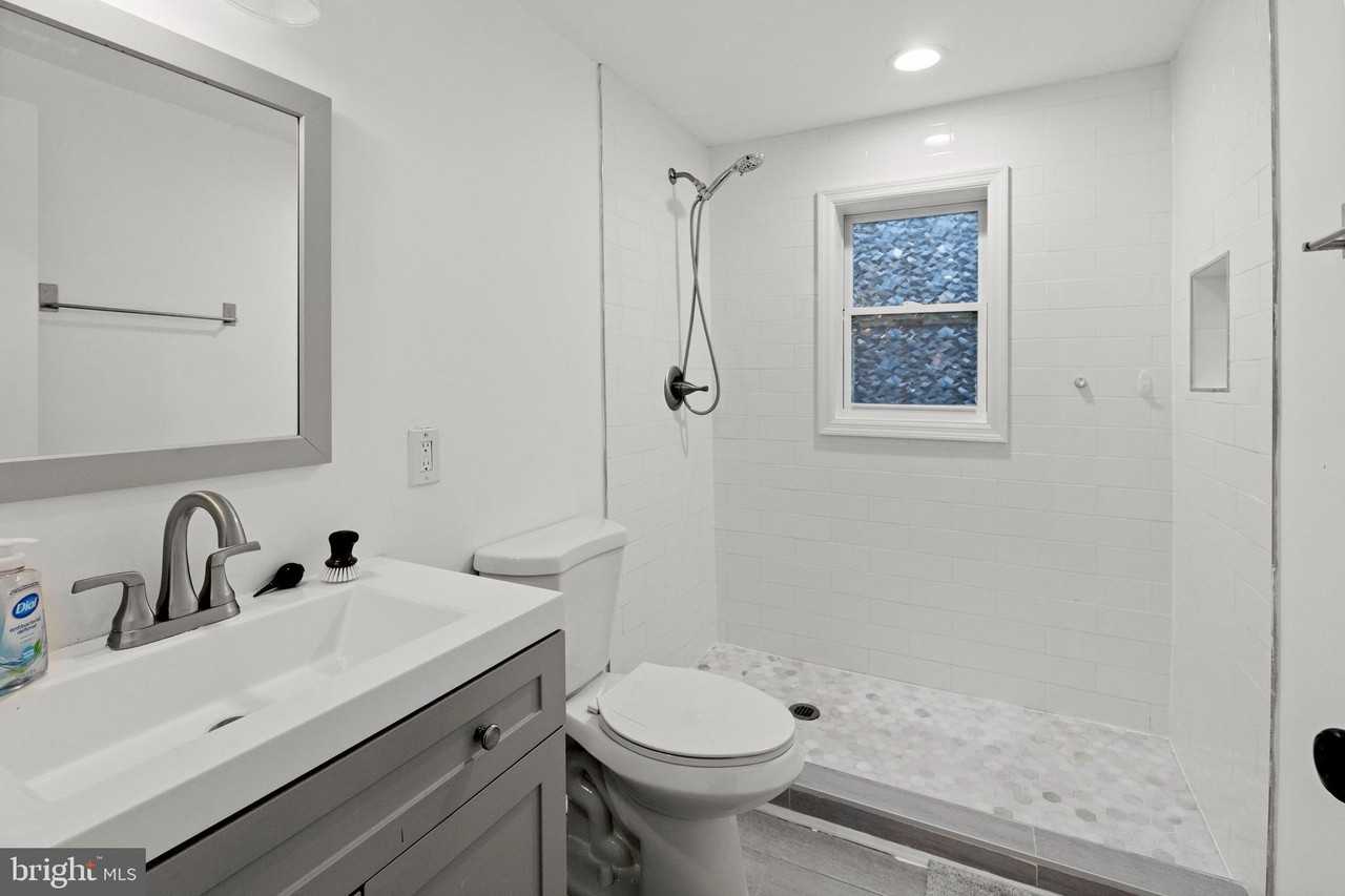 7922 Babikow Rd - Photo 6 of 28