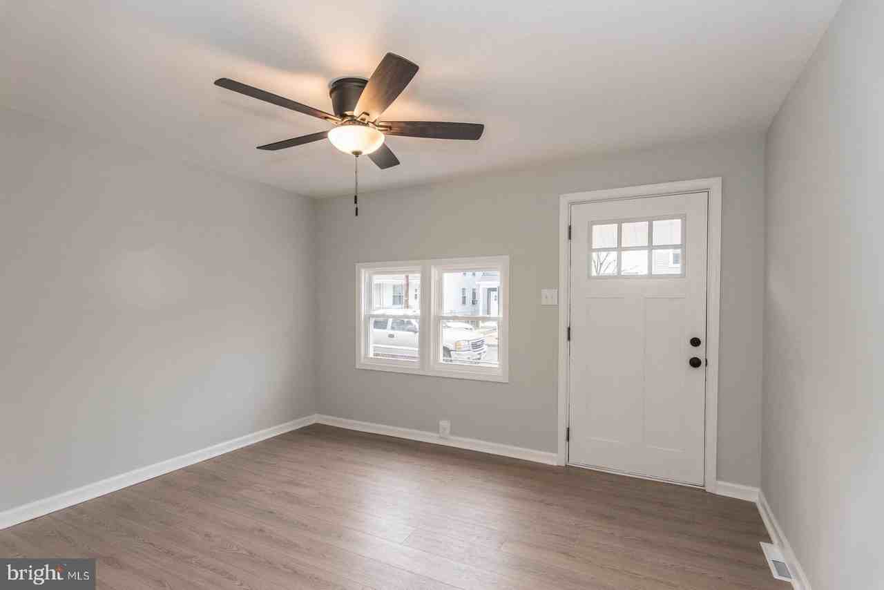 653 Spruce St - Photo 5 of 33