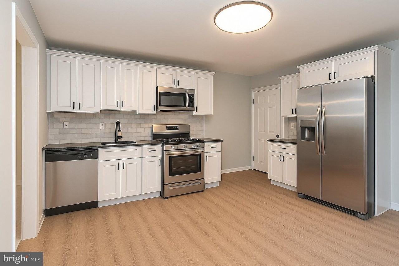 653 Spruce St - Photo 7 of 33