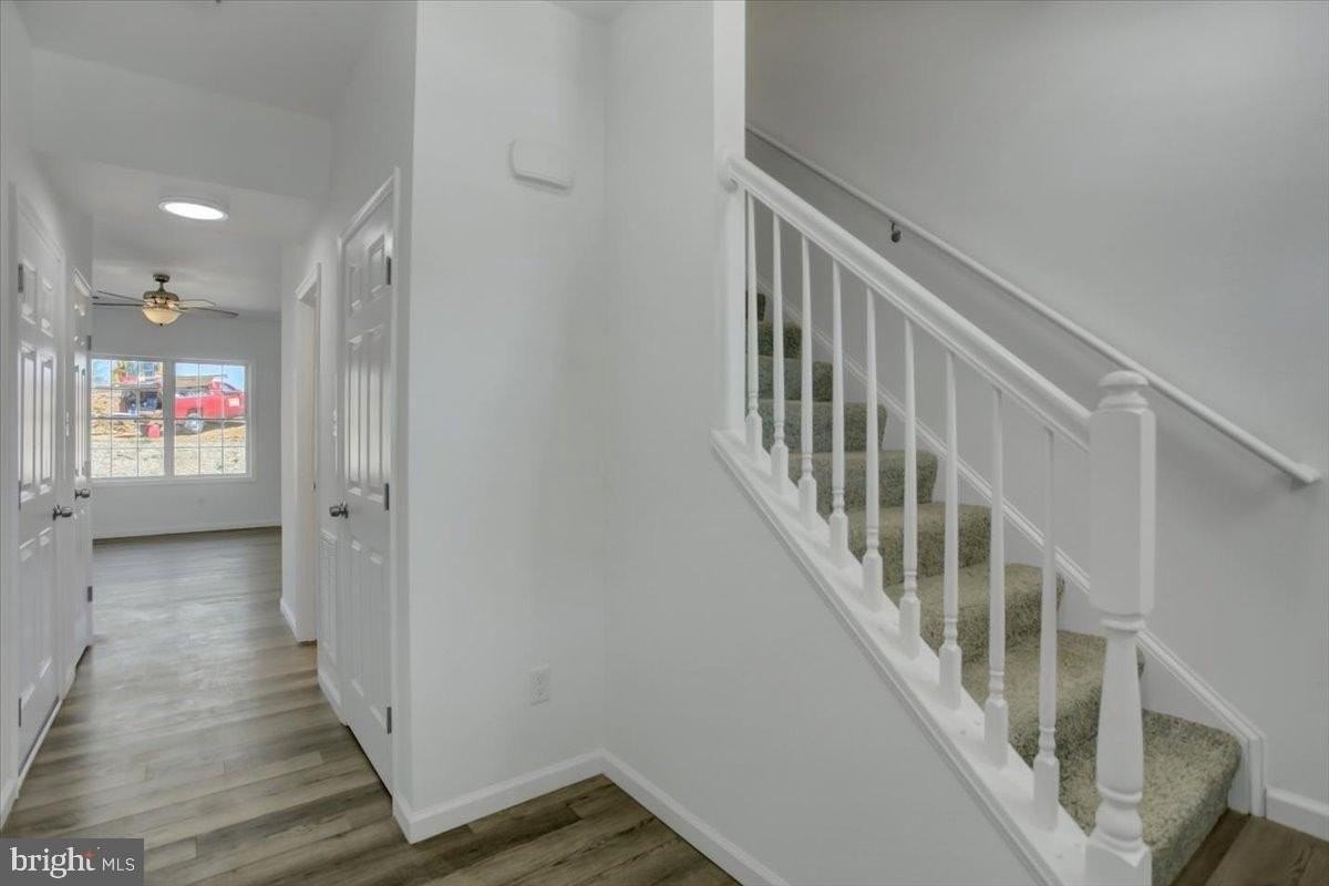 301 Grandview Ave - Photo 4 of 32