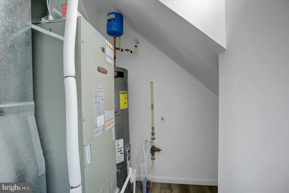 301 Grandview Ave - Photo 5 of 32