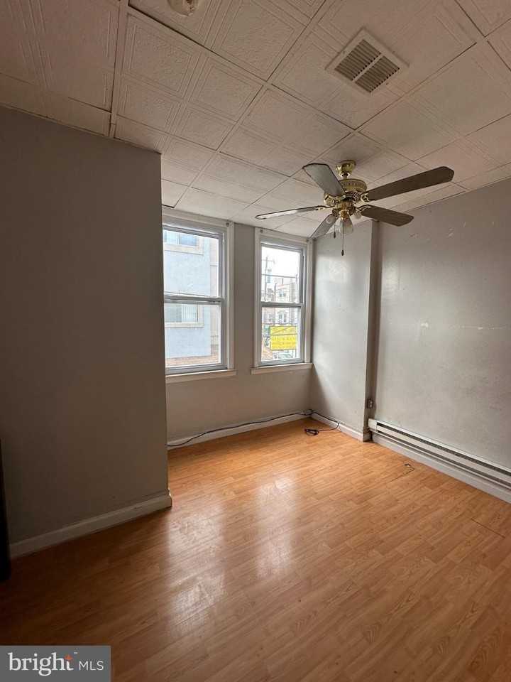 2215 S 7th St - Photo 4 of 7