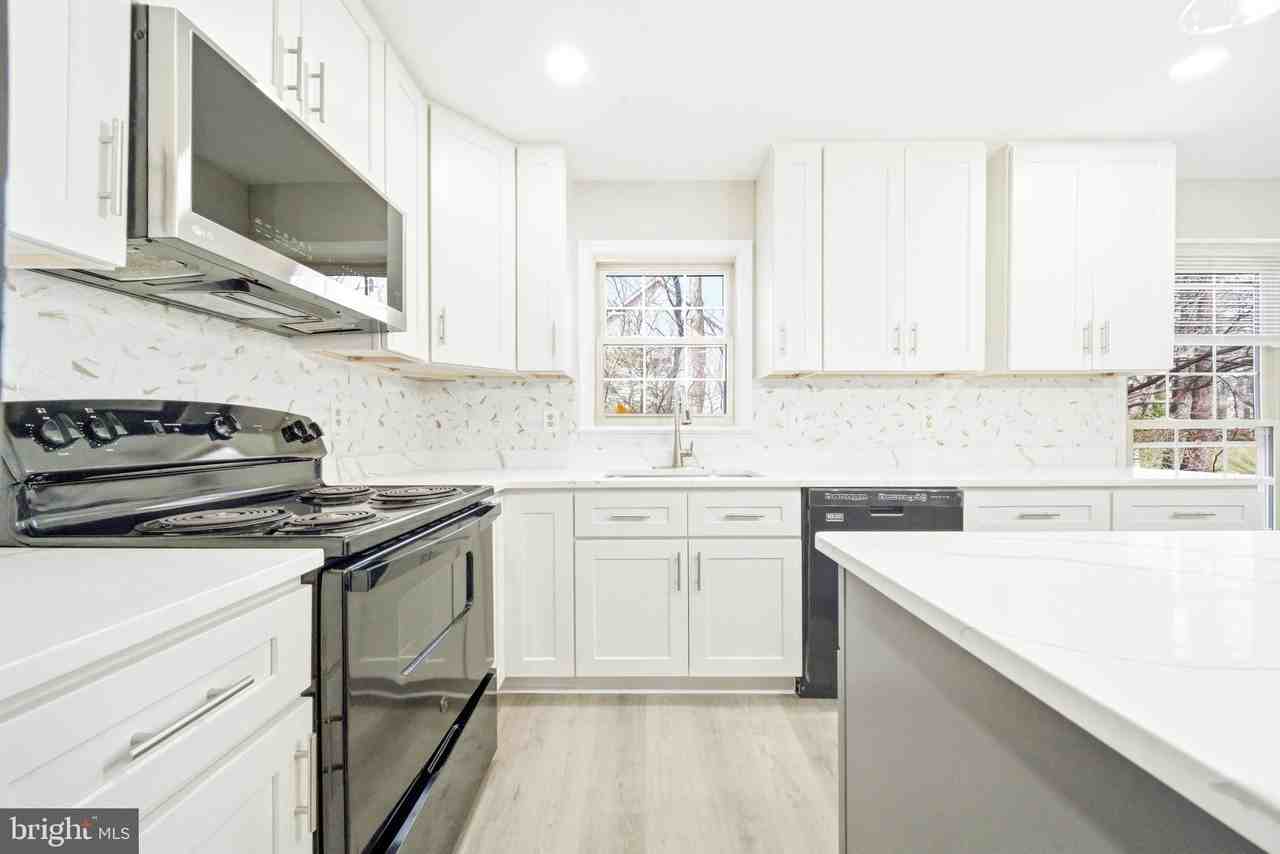 10360 Hampshire Green Ave - Photo 5 of 41