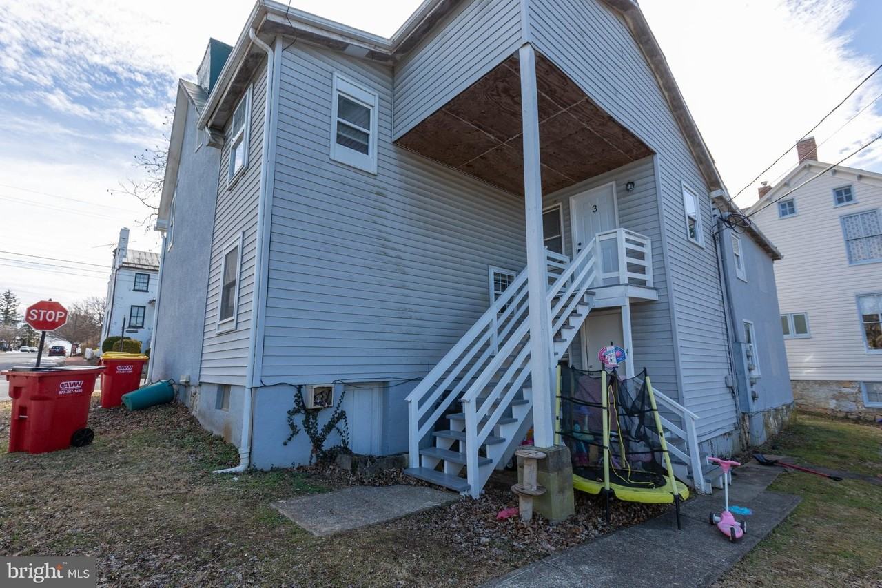 324 E Washington St Apt 3 #3 - Photo 3 of 17