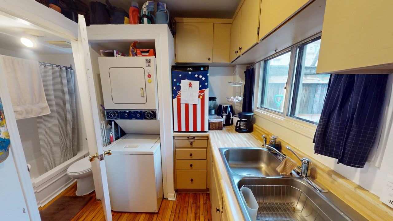 BATHURST ST & QUEEN ST W - Photo 2 of 12