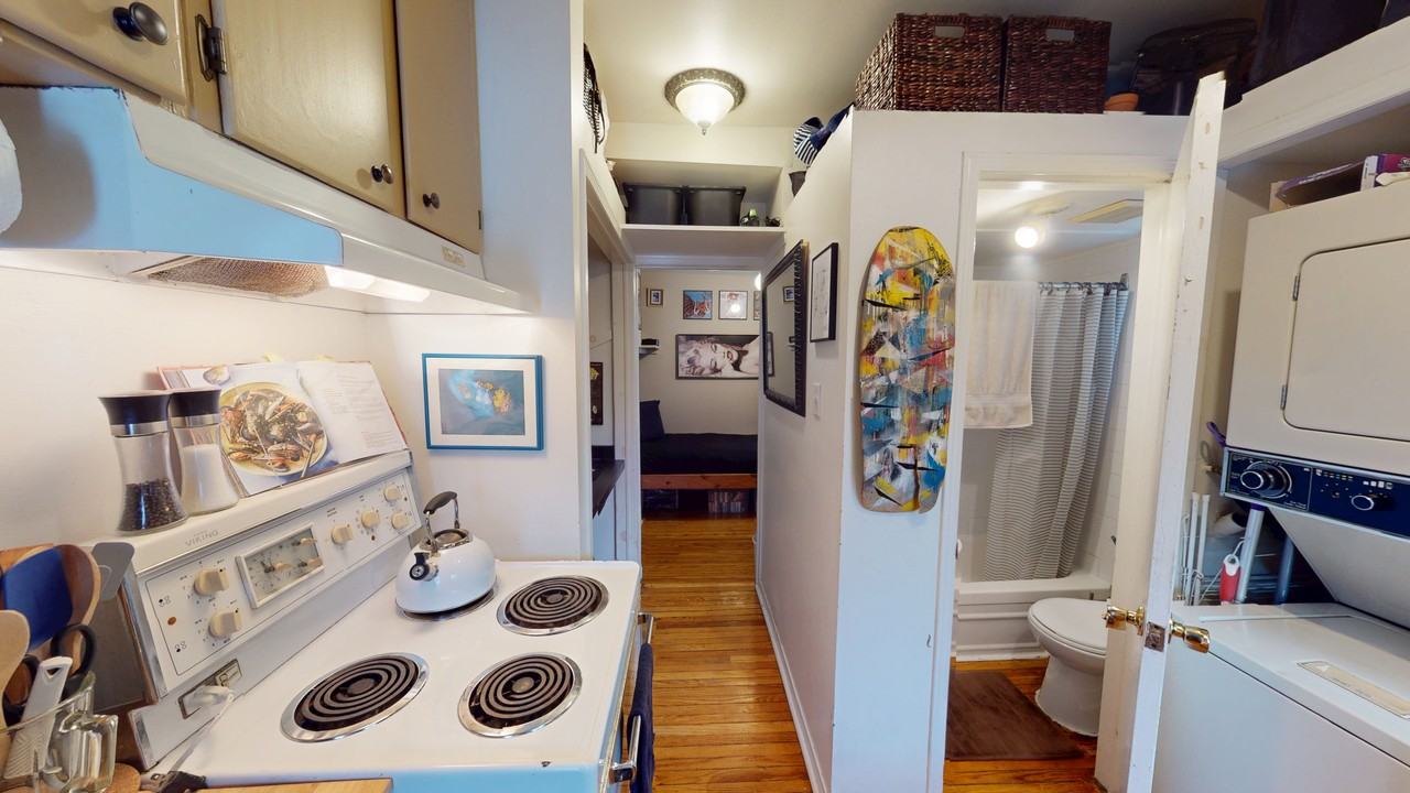 BATHURST ST & QUEEN ST W - Photo 4 of 12